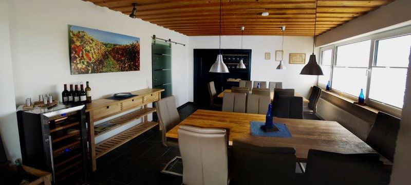 Nachbildung römischer Gesichtskrüge und eines römischen Weinfasses, wie sie hier in der Gegend gefunden wurden.