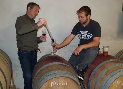 Nachbildung römischer Gesichtskrüge und eines römischen Weinfasses, wie sie hier in der Gegend gefunden wurden.