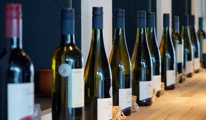 Nachbildung römischer Gesichtskrüge und eines römischen Weinfasses, wie sie hier in der Gegend gefunden wurden.