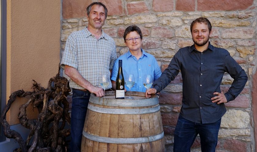 Nachbildung römischer Gesichtskrüge und eines römischen Weinfasses, wie sie hier in der Gegend gefunden wurden.