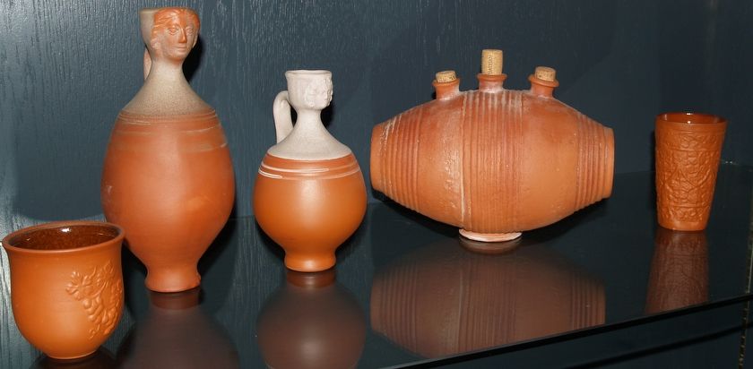 Nachbildung römischer Gesichtskrüge und eines römischen Weinfasses, wie sie hier in der Gegend gefunden wurden.